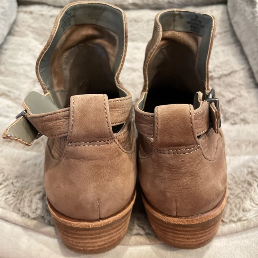 Gianna Bini Tan booties